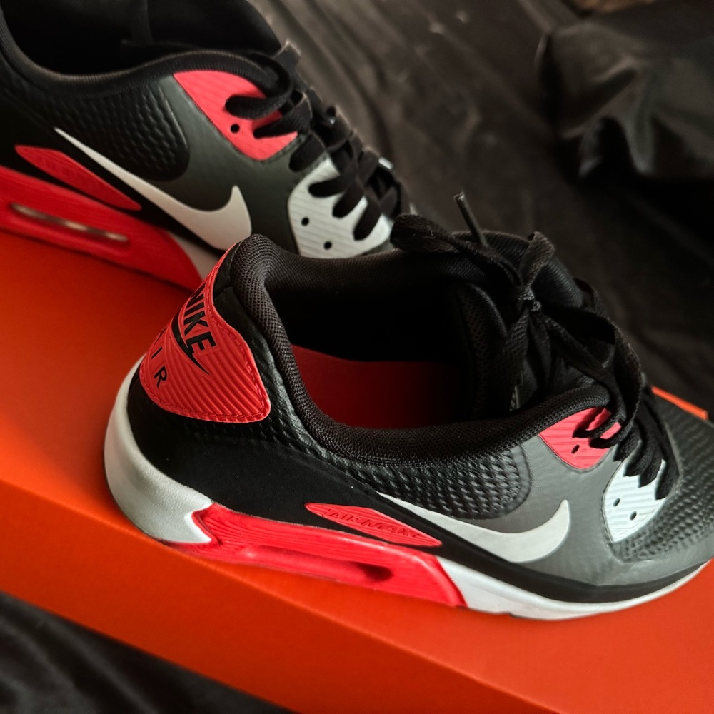 Men’s NIKE shoes. Size 10
